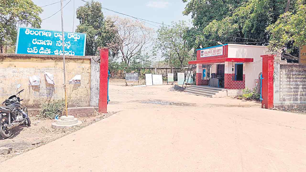 ఉట్నూర్‌ బస్‌డిపోపై చిన్నచూపు