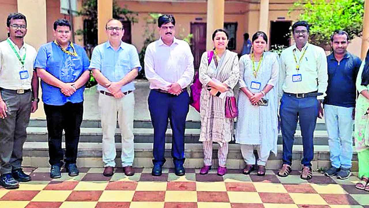 గిరిజన యూనివర్సిటీని సందర్శించిన ఎయిమ్స్‌ వైద్యులు