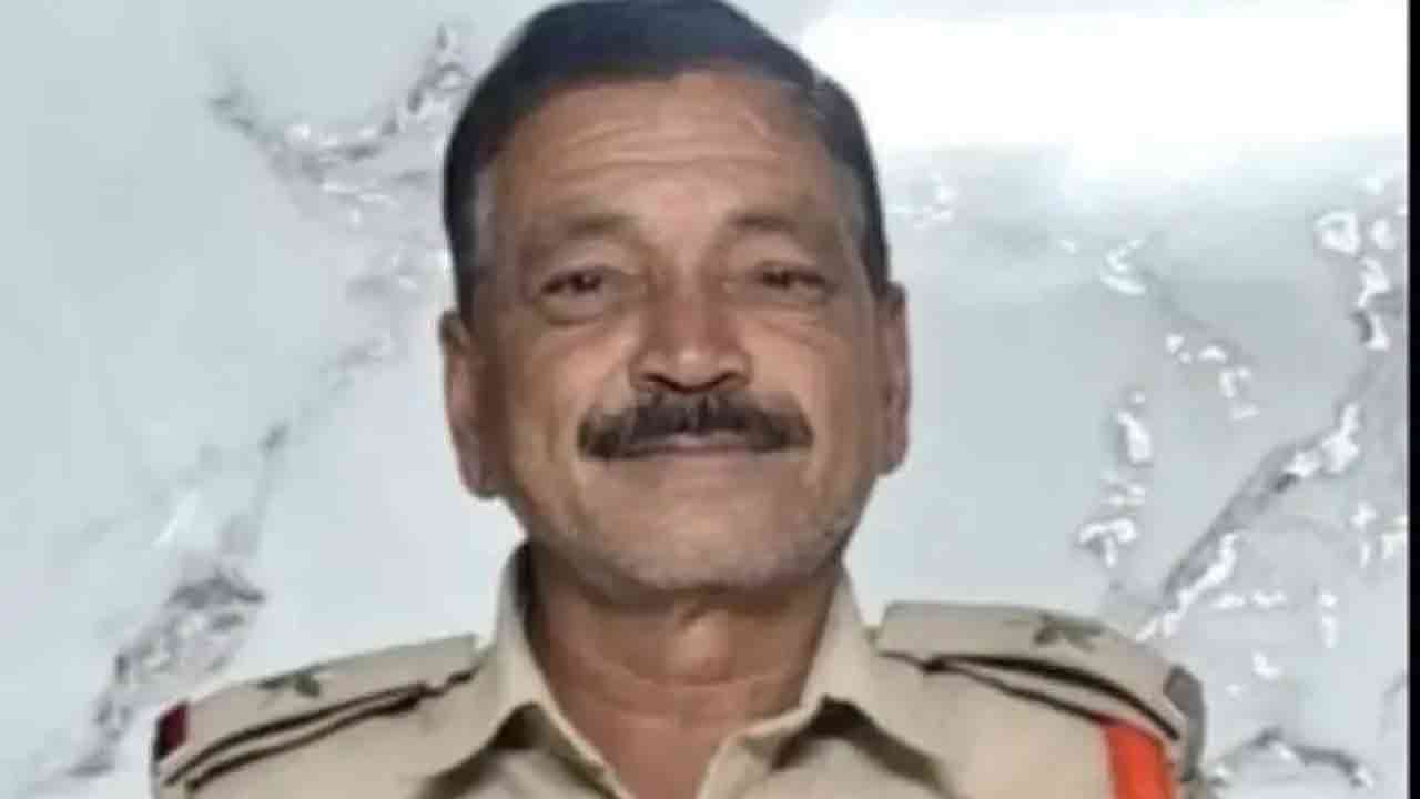 మానూర్‌లో విషాదం.. పోలీసు వాహనం ఢీకొన్ని ఏఎస్సై మృతి