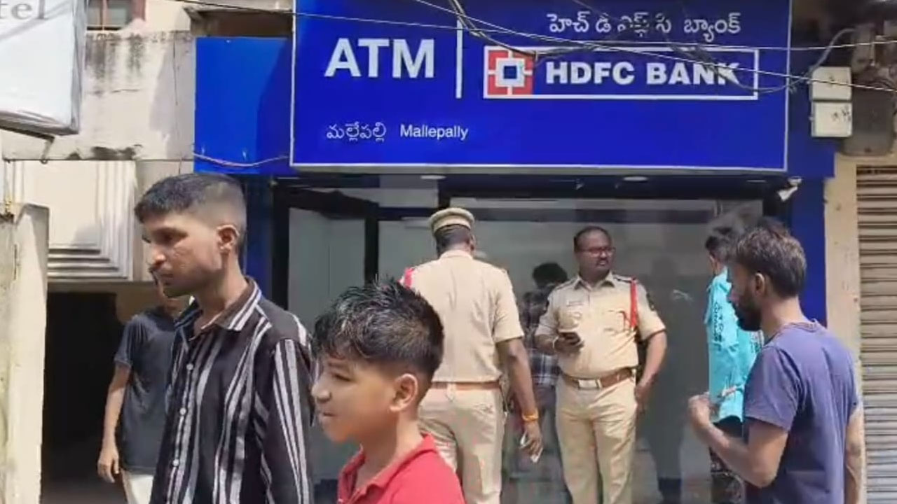 Dead Body | ఏటీఎంలో గుర్తు తెలియని వ్యక్తి మృత దేహం లభ్యం