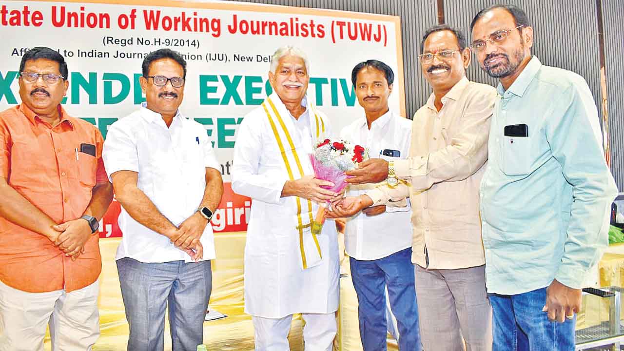 అర్హులందరికీ అక్రెడిటేషన్‌ కార్డులు