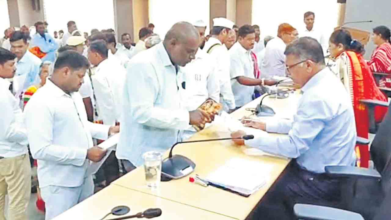 అర్జీలు వేగంగా పరిష్కరించాలి