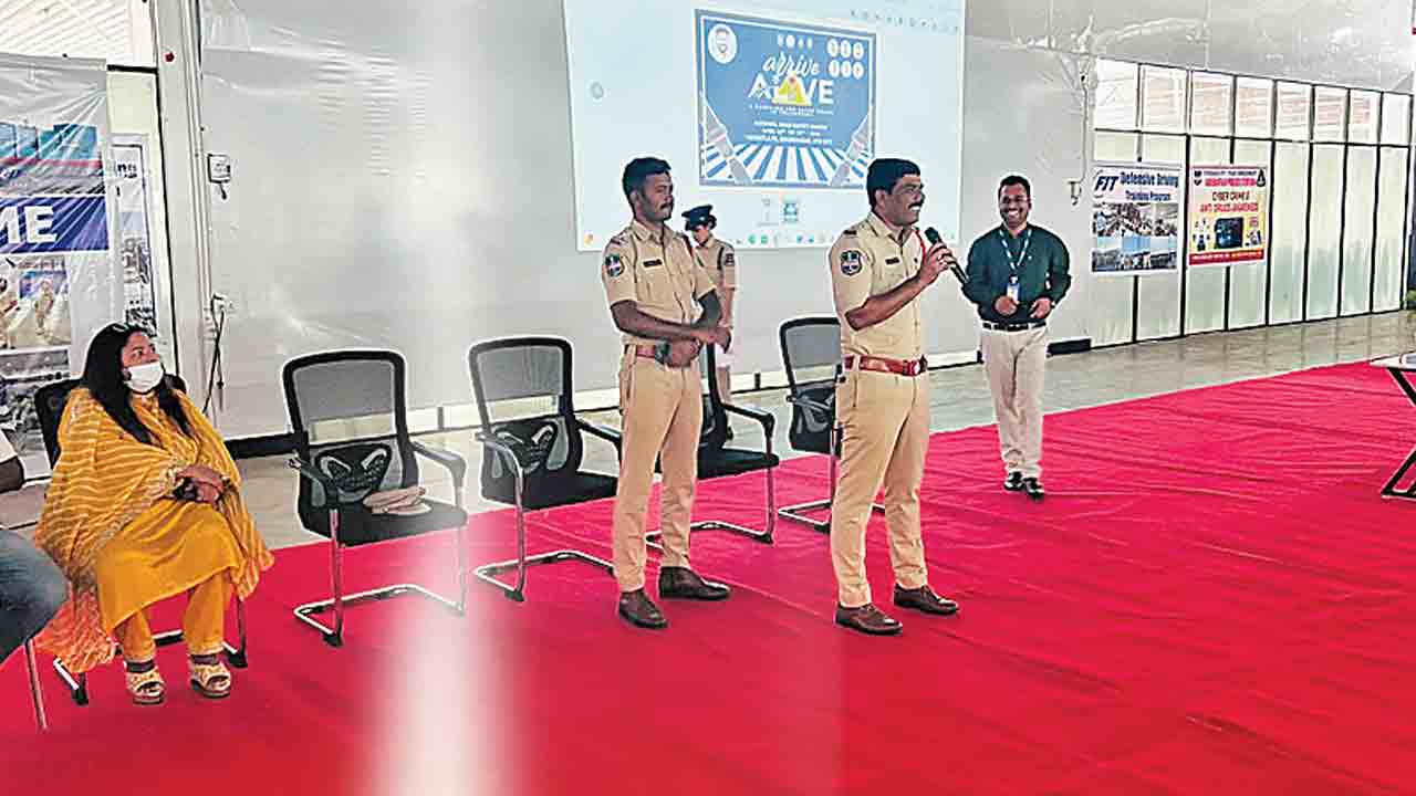 రోడ్డు భద్రత, సైబర్‌ నేరాలపై అవగాహన కలిగి ఉండాలి.. ఆదిబట్ల సీఐ రవికుమార్‌