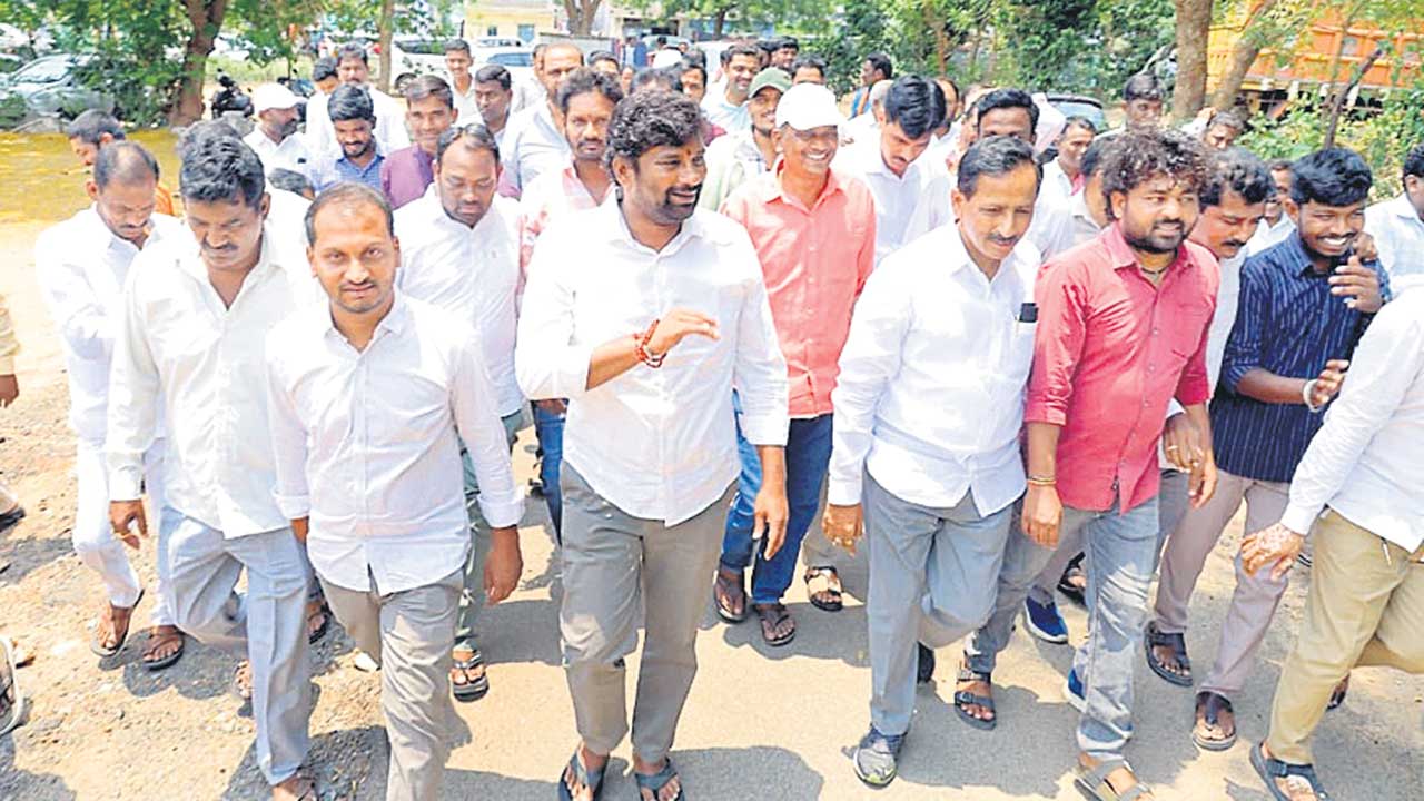 మంత్రి వివేక్‌.. హామీలన్నీ నెరవేర్చాలి