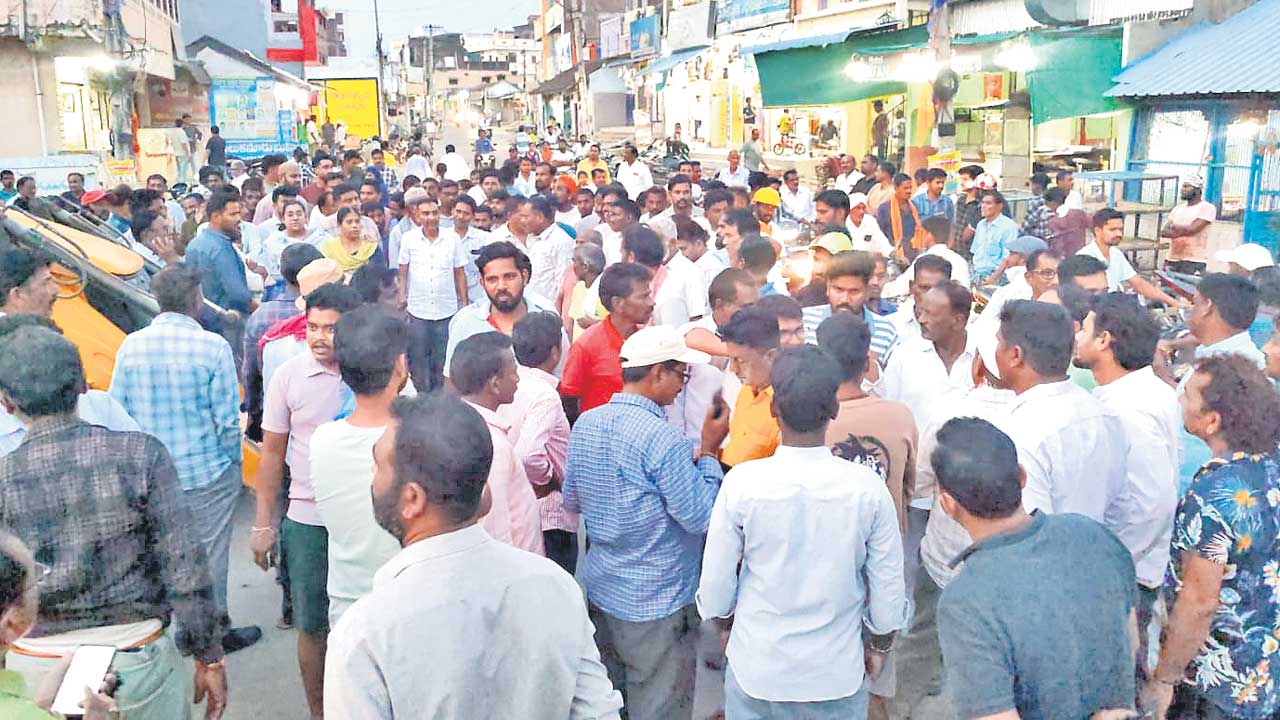 నోటిసులివ్వకుండా ఎట్ల కూల్చుతరు?