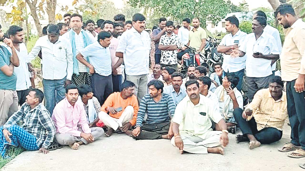 అటవీ అధికారులను అడ్డుకొనిరోడ్డుపై బైఠాయించి..