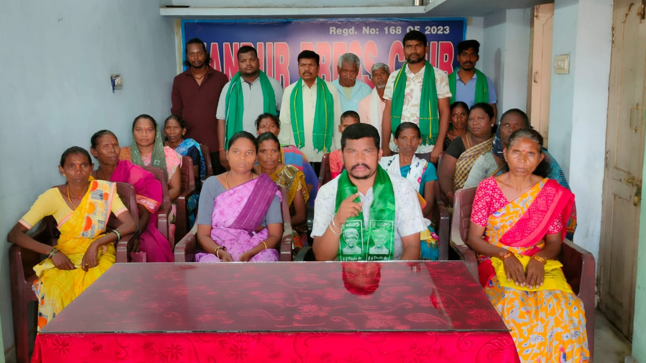 Apologize | ఆదివాసీ మహిళలను అవమానపరిచిన తహసీల్దార్‌ క్షమాపణలు చెప్పాలి