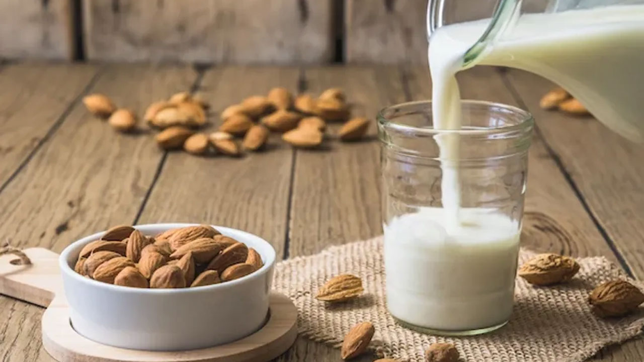 Badam Milk | ఎండలు దంచుతుంటే చల్లచల్లగా బాదాం మిల్క్‌ తాగాలనుందా.. అయితే ఇంట్లోనే తయారు చేసుకోండిలా..!
