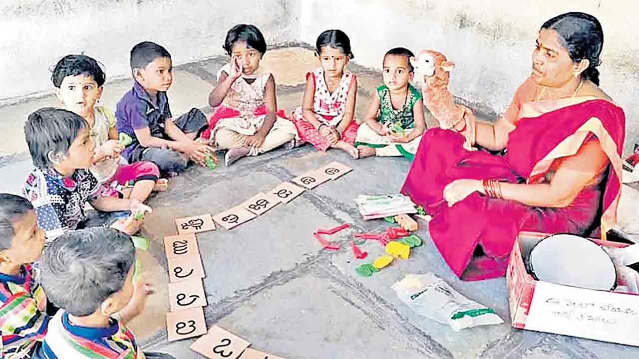 ప్రతినెలా ఎదురుచూపులే!.. ఏప్రిల్‌ ముగుస్తున్నా అంగన్‌వాడీలకు అందని మార్చి వేతనాలు