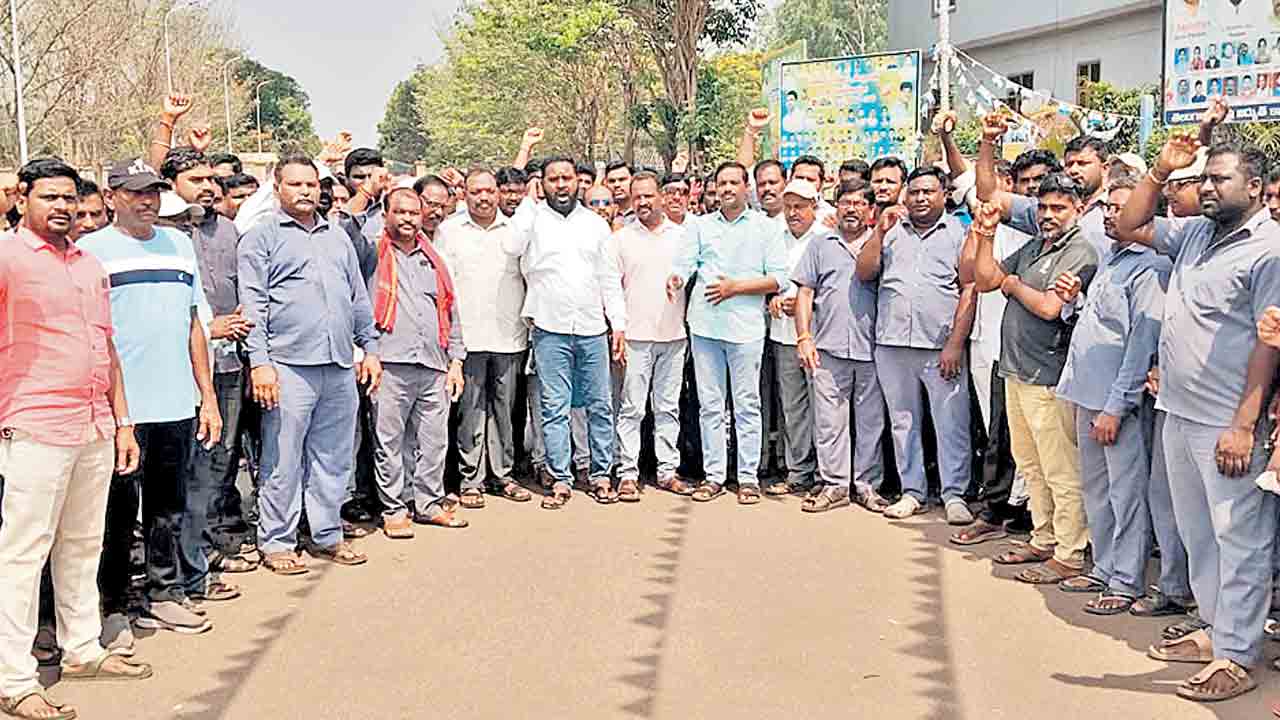 బెదిరింపులకు లొంగని కార్మికులు.. ఆర్టిజన్ల సమ్మెపై సర్కార్‌ ఉకుపాదం