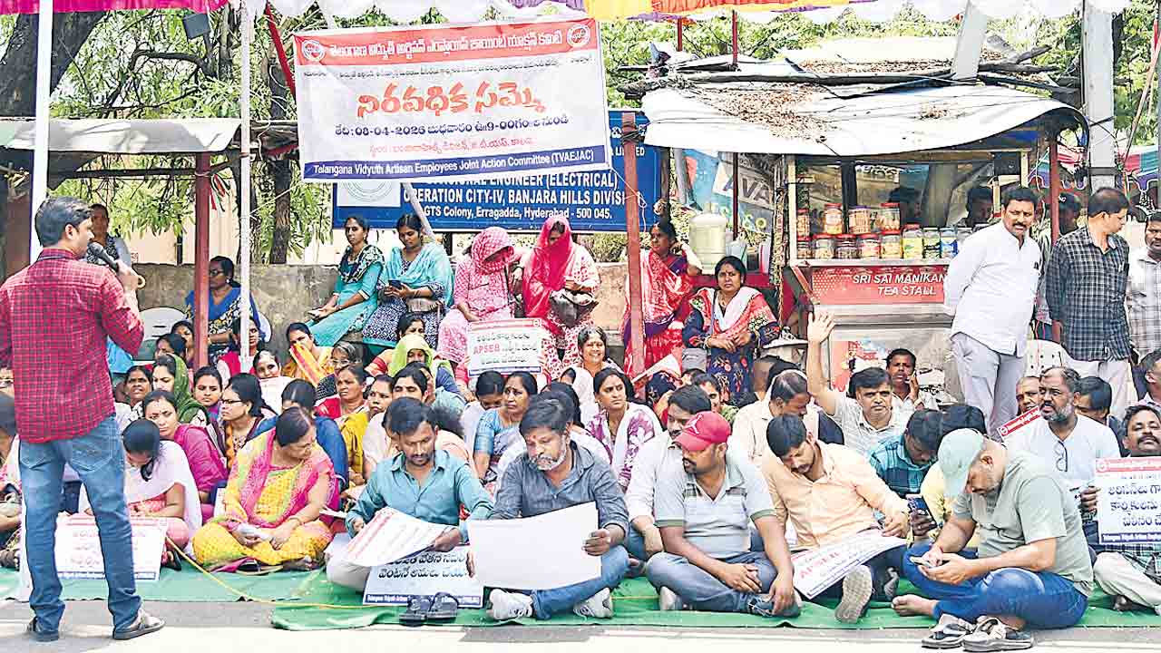 ఆర్టిజన్లపై అమానవీయం.. సమ్మెలో ఉన్న కార్మికులపై దాష్టీకం