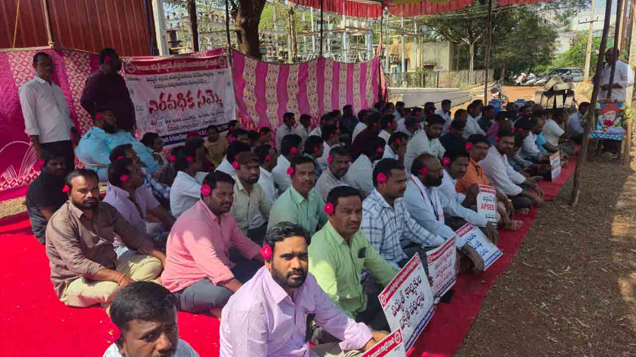 Artisan Employees | ప్రభుత్వం చేసినట్టుగా.. చెవిలో పువ్వు పెట్టుకొని విద్యుత్ ఆర్టిజన్ కార్మికుల నిరసన