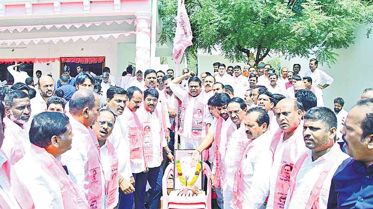 రేవంత్ పోవాలి.. కేసీఆర్ రావాలి