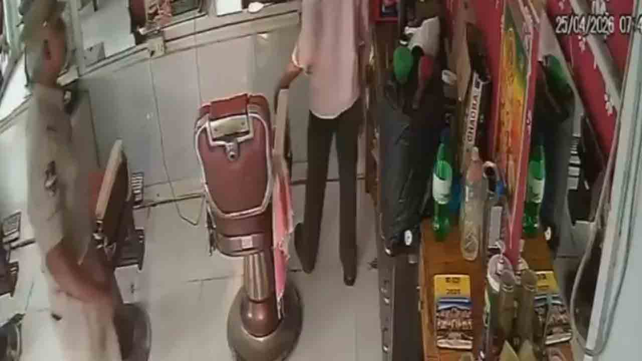 Attack | అన్నా అని పిలిచినందుకు సెలూన్ నిర్వాహకుడిపై ఎస్ఐ దాడి.. వీడియో