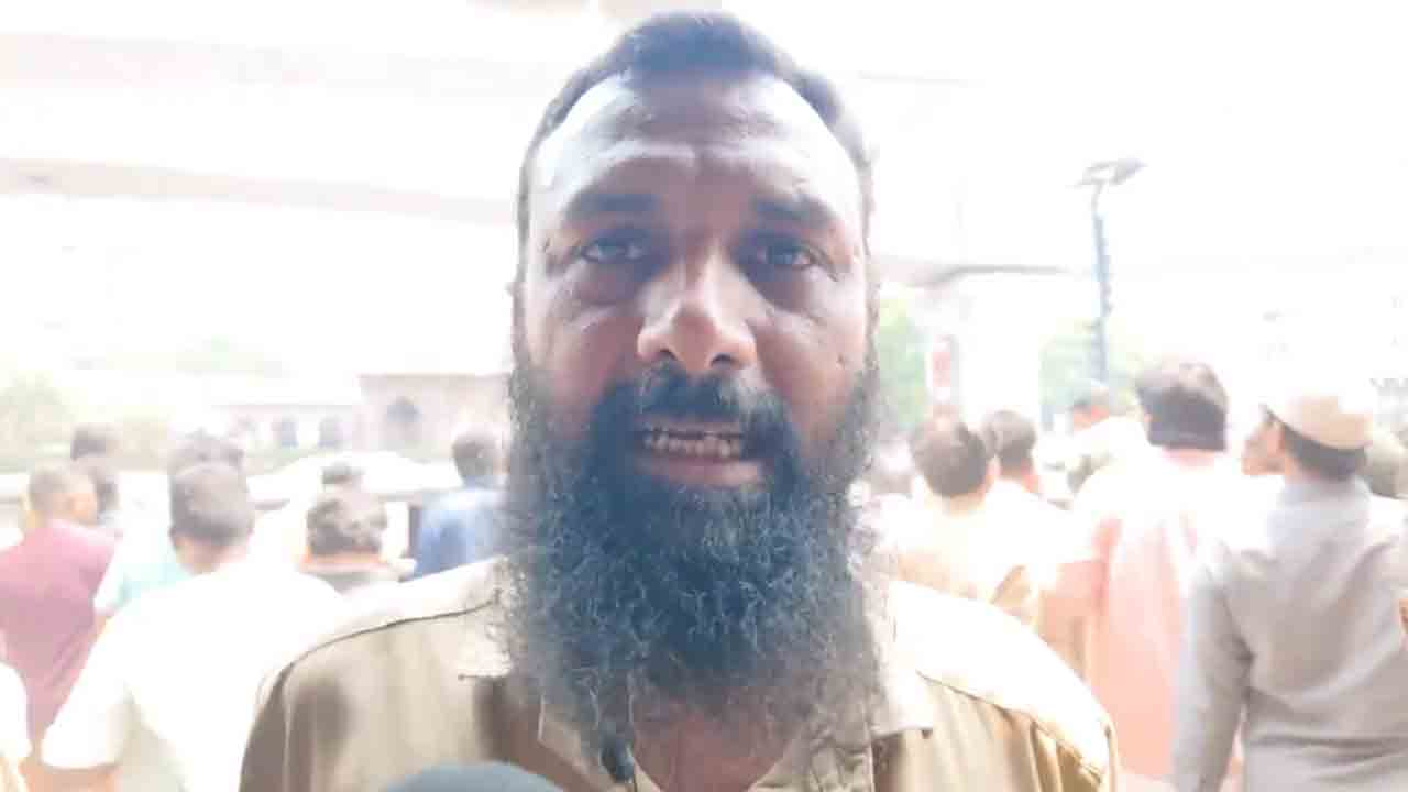 Auto Driver | ఫ్రీ బస్సుతో రోడ్డు మీద బిచ్చం అడుక్కునేట్టు చేస్తున్నడు.. రేవంత్‌ రెడ్డిపై ఆటోడ్రైవర్‌ ఫైర్‌