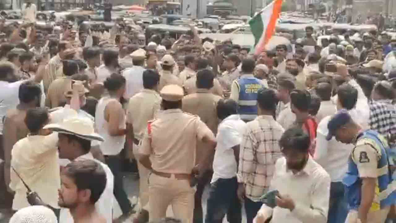 Auto Drivers Strike | రోడ్డెక్కిన ఆటోడ్రైవర్లు.. ఎంజేమార్కెట్‌లో ఉద్రిక్తత .. వీడియో