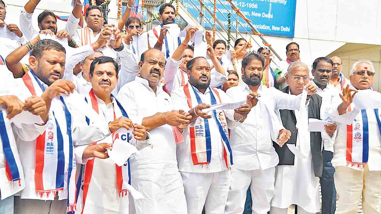 బీసీలను అణగదొక్కేందుకు బీజేపీ కుట్రలు.. బీసీ సంఘాల ఆధ్వర్యంలో ఢిల్లీలో మెరుపు ధర్నా