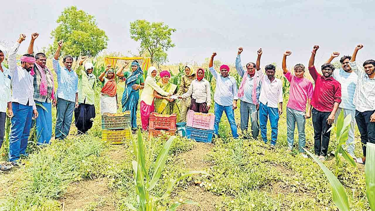 జగిత్యాల సభకు ముక్రా(కే) వాసుల విరాళం