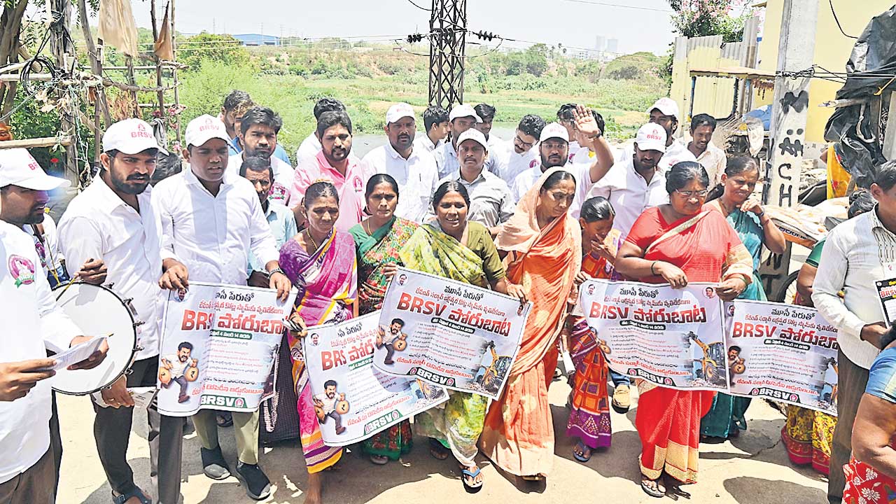 ఇండ్లు కూలిస్తే ఊరుకోం