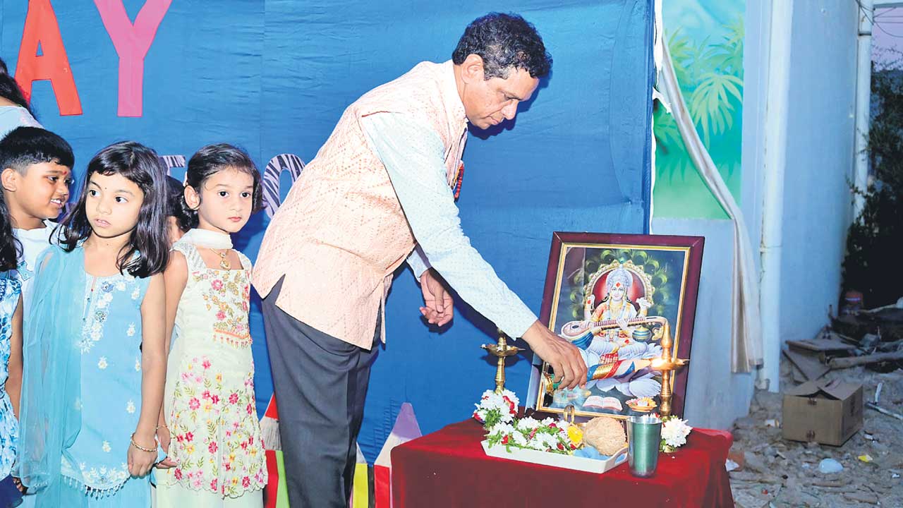 విద్యార్థులు ఉన్నత లక్ష్యాలతో ముందుకు సాగాలి