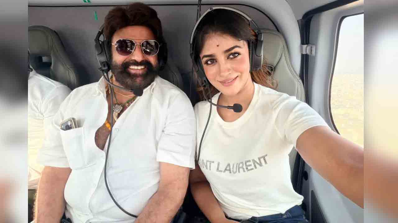 Dimple Hayathi | నటసింహంతో డింపుల్ సెల్ఫీ.. సోషల్ మీడియాలో ట్రెండ్ అవుతున్న ఫొటోలు