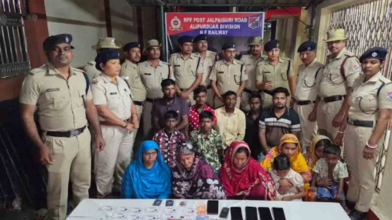 Bangladeshi Nationals Arrested | బెంగాల్‌లో 14 మంది బంగ్లాదేశీ పౌరులు అరెస్ట్‌.. నకిలీ ఆధార్ కార్డులు స్వాధీనం