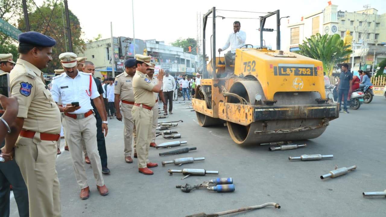 Silencers Destroy | అధిక శబ్దం కలిగించే 72 ద్విచక్ర వాహనాల మాడిఫైడ్ సైలెన్సర్స్ ధ్వంసం