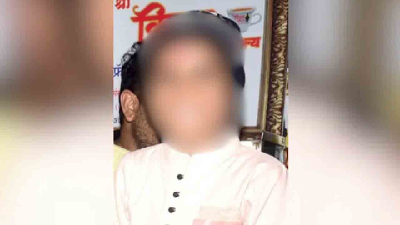 Boy Killed In Bee Attack | పరీక్షకు హాజరైన విద్యార్థులు.. తేనెటీగల దాడి, బాలుడు   మృతి