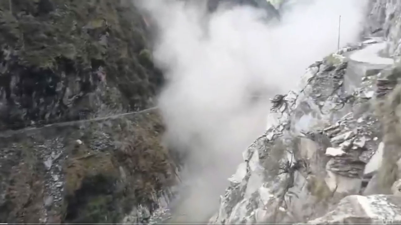 Bridge Collapse | నిర్మాణంలో ఉన్న వంతెనపై విరిగిపడ్డ కొండచరియలు.. Video