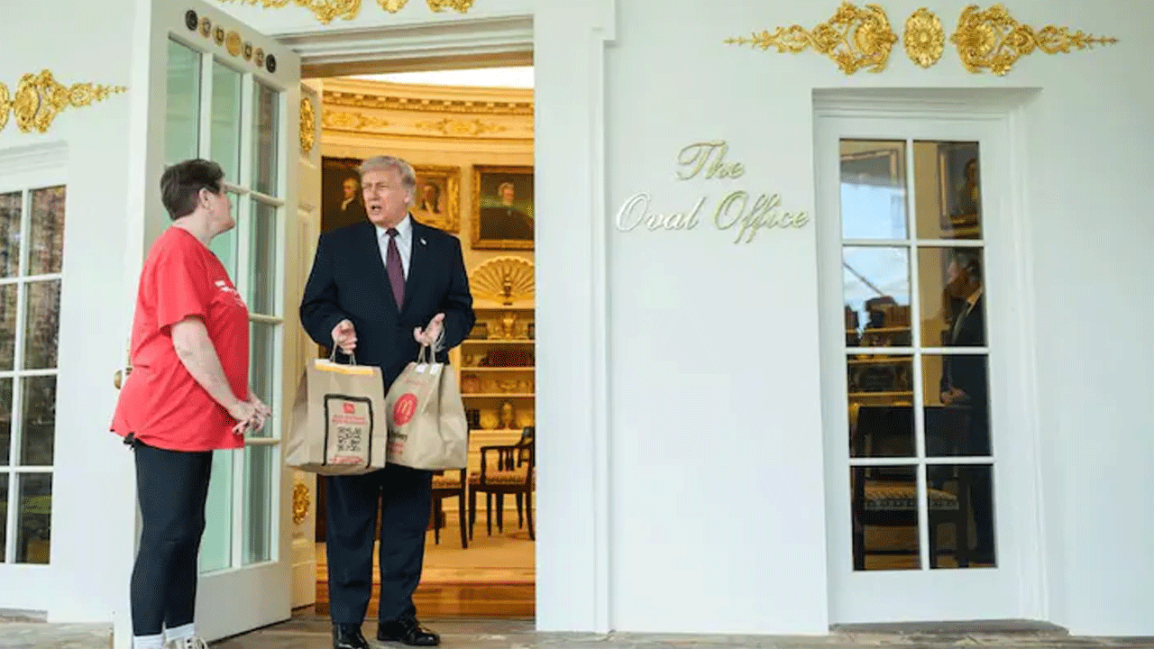 Donald Trump | వైట్‌హౌస్‌లోని ఓవల్‌ ఆఫీస్‌కు మెక్‌డొనాల్డ్‌ బర్గర్స్‌ డెలివరీ చీప్‌ స్టంట్.. డొనాల్ట్‌ ట్రంప్‌ వ్యాఖ్య
