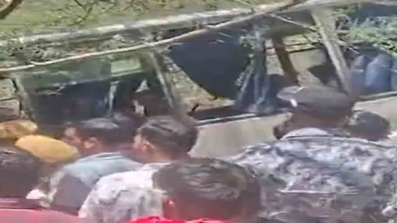 Bus Falls Into Gorge | లోయలో పడిన బస్సు.. ఇద్దరు మహిళలు మృతి, 31 మందికి గాయాలు