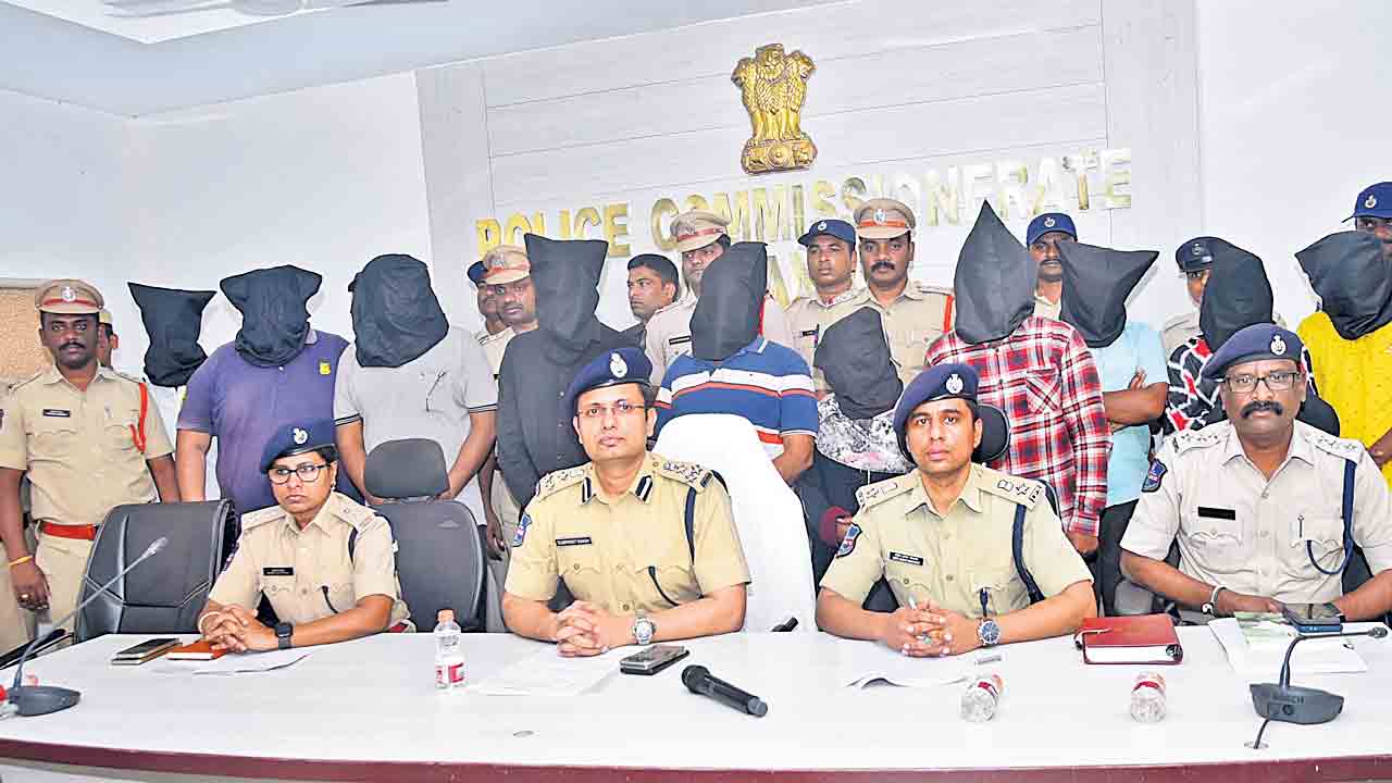 ఆడపిల్లలకు జన్మనిస్తున్నదని.. భార్య, ఇద్దరు కూతుళ్ల హత్య