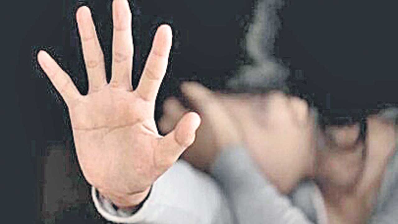 పైలెట్‌ శిక్షణ తీసుకుంటున్న యువతిపై లైంగిక దాడి