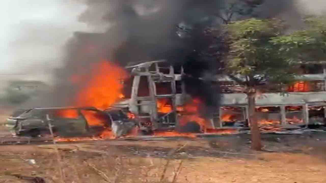 Car, Bus Catches Fire | ట్రావెల్స్‌ బస్సును ఢీకొట్టిన కారు.. చెలరేగిన మంటలు, 9   మంది మృతి