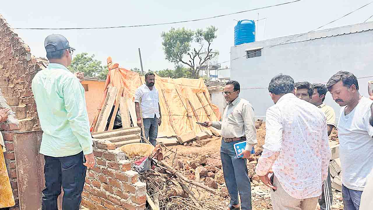 అధికారులను కదలించిన బాత్రూమ్‌లోనే బతుకు కథనం