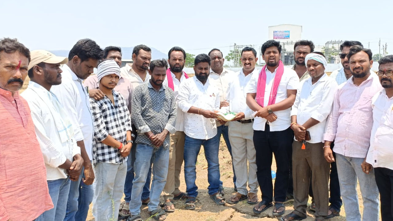 Chinna Kaleshwaram | ప్రభుత్వ నిర్లక్ష్యానికి నిరసనగా చిన్న కాళేశ్వరం వద్ద పిండ ప్రదానం