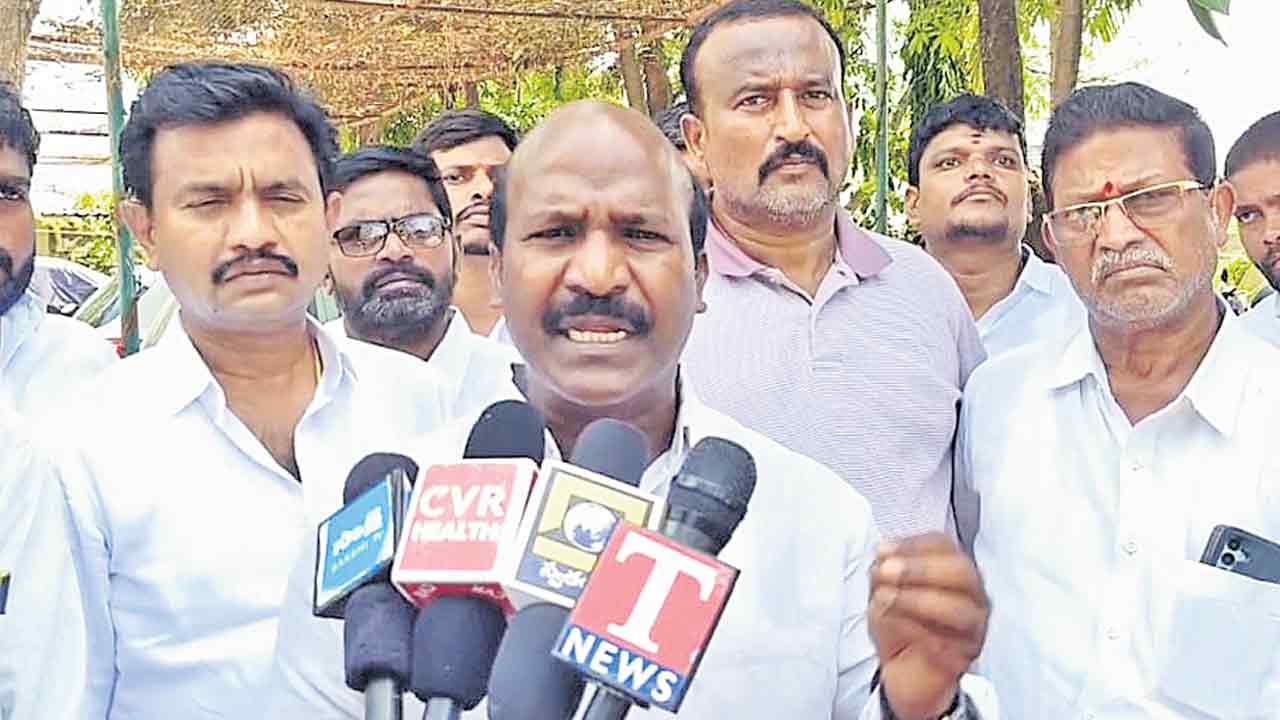 అక్కెనపల్లి రైతులకు ఎమ్మెల్యే వీరేశం క్షమాపణ చెప్పాలి