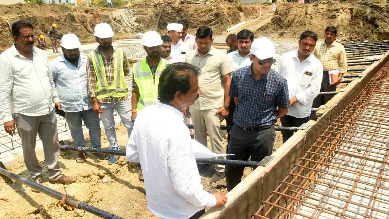 హాస్టల్‌ భవన నిర్మాణాలను త్వరగా పూర్తిచేయాలి