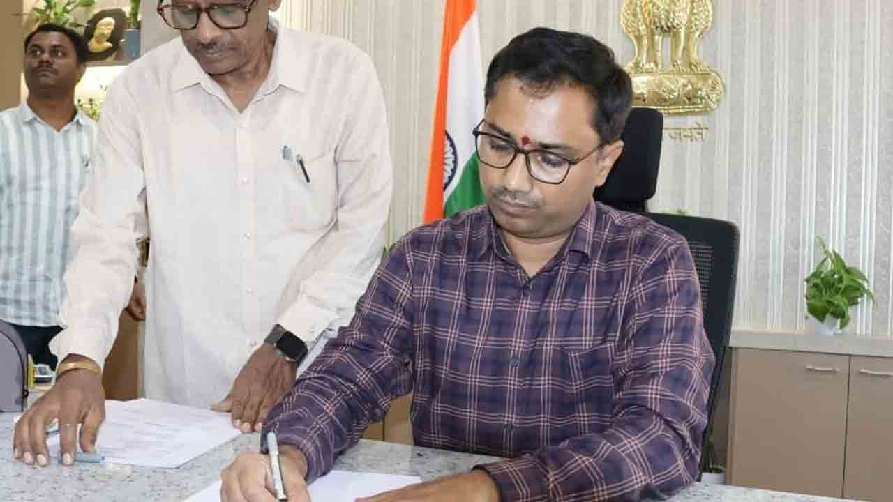 బాధ్యతలు స్వీకరించిన ఖమ్మం కలెక్టర్‌ దివాకర