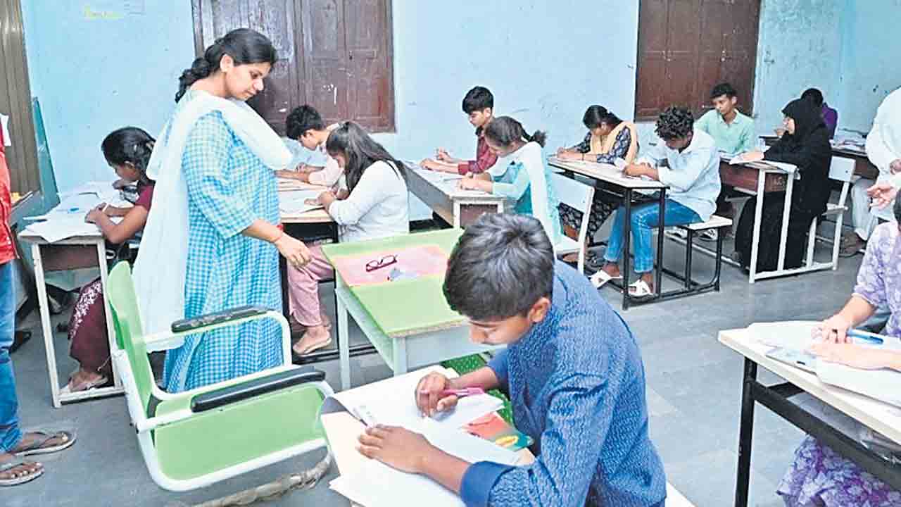 పరీక్షా కేంద్రాన్ని తనిఖీ చేసిన కలెక్టర్‌