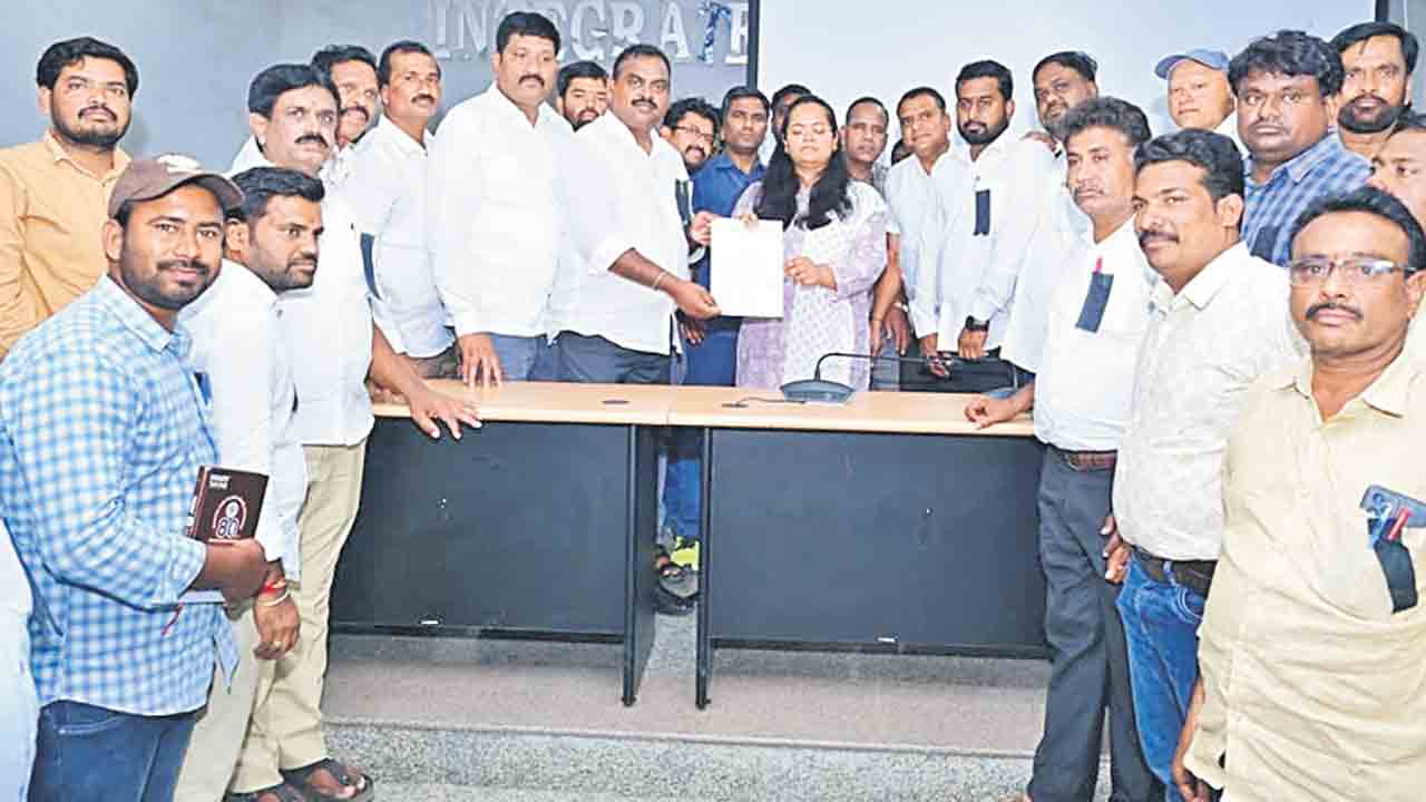 పెండింగ్‌ బకాయిలు విడుదల చేయాలి