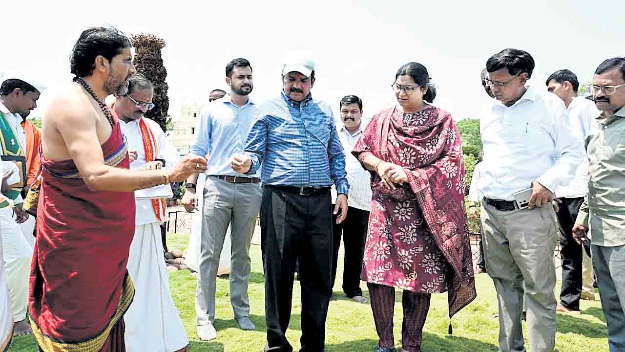 6న బాసరకు సీఎం రాక.. రాష్ట్ర దేవాదాయ శాఖ కమిషనర్‌తో కలిసి ఏర్పాట్ల పరిశీలన