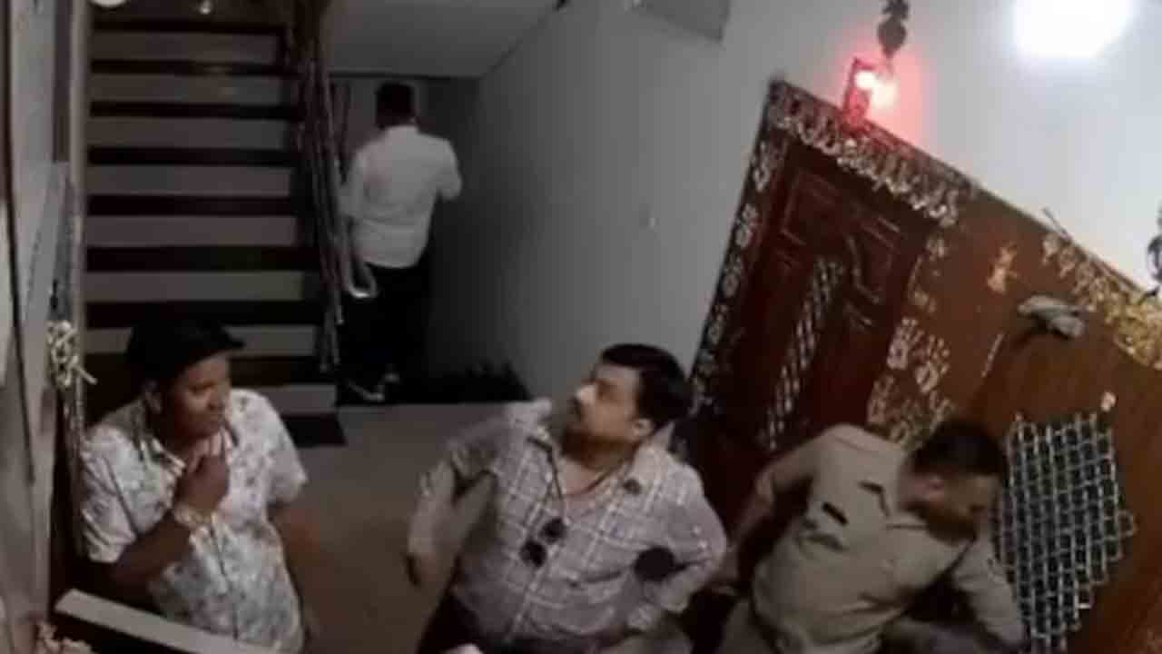 Cops Steal Jewellery | వ్యాపారి ఇంట్లోకి చొరబడి.. నగలు దోచుకున్న పోలీసులు, సస్పెండ్‌