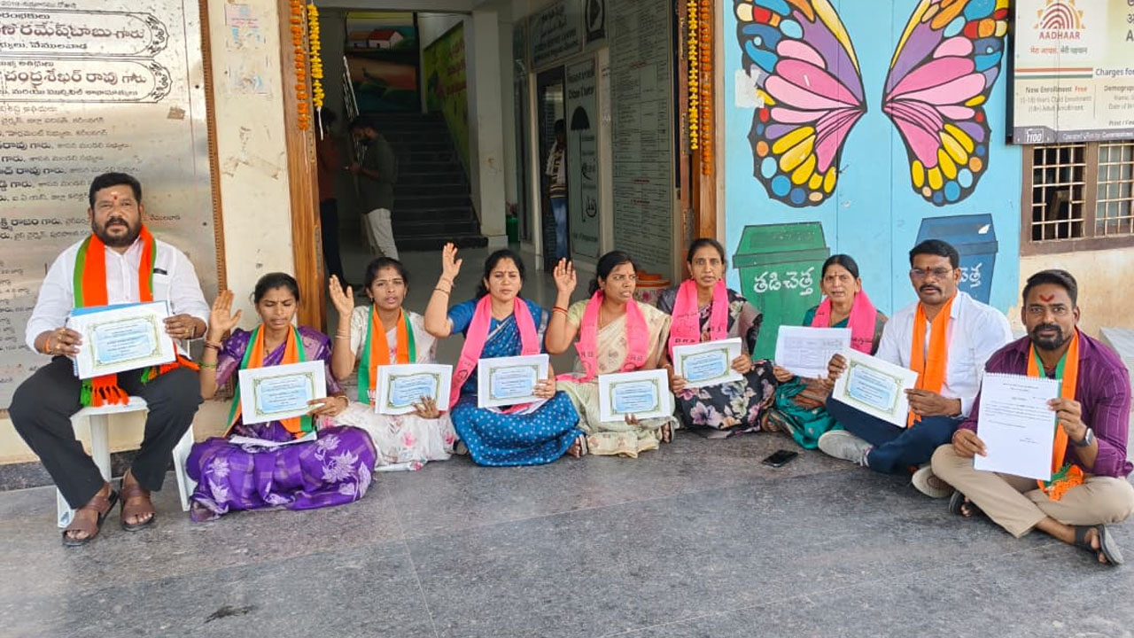 Councilors Protest | మున్సిపల్‌ అధికారుల తీరుపై బీఆర్‌ఎస్‌, బీజేపీ కౌన్సిలర్ల నిరసన