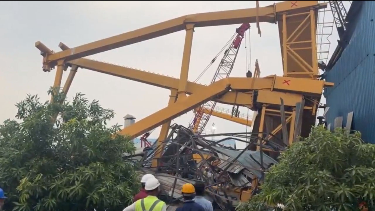 Crane Collapses | భారీ క్రేన్‌ కూలి ముగ్గురు మృతి.. మరో పదిమందికి తీవ్రగాయాలు