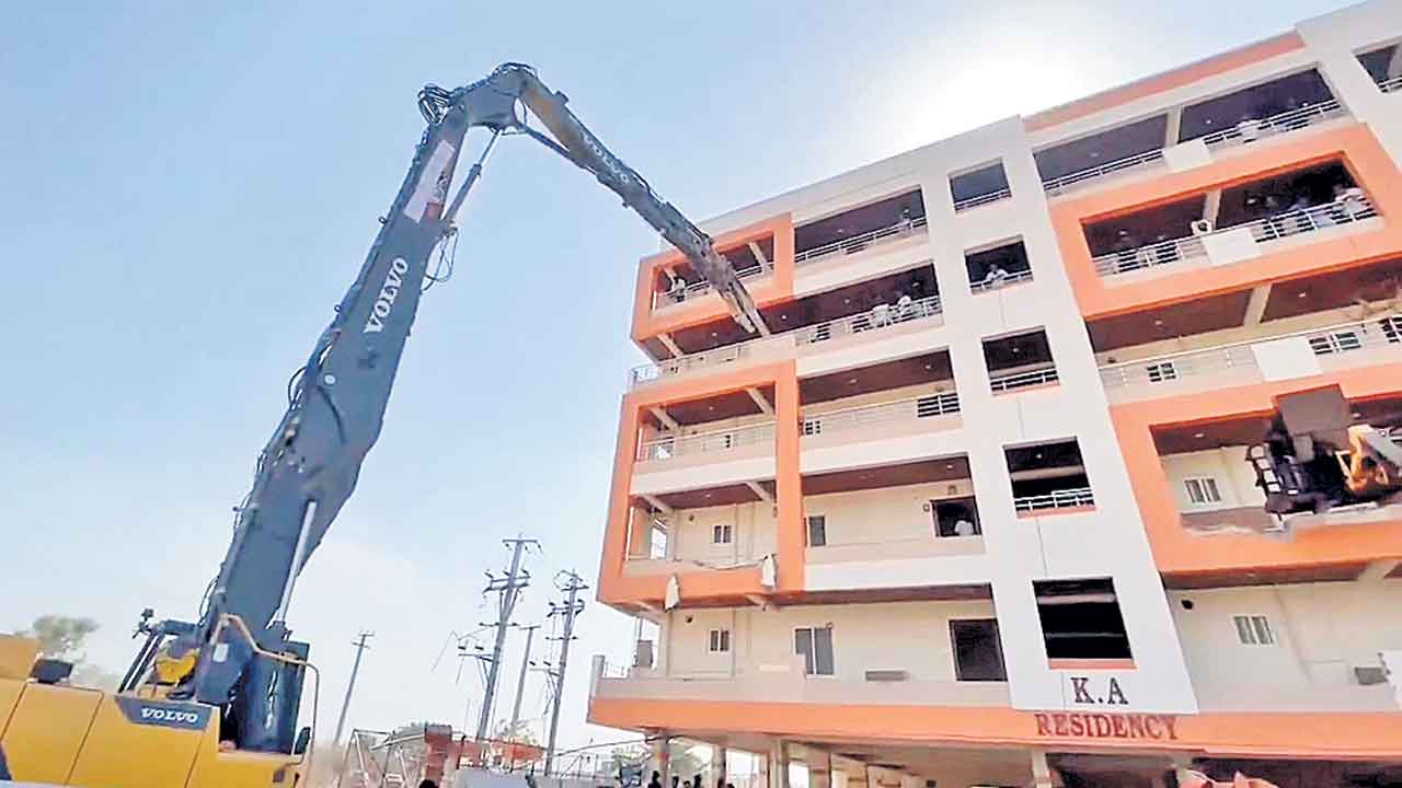 Hydraa | విచ్చలవిడిగా వీరంగనాథ్‌!..జనం లోపల ఉండగానే అపార్ట్‌మెంట్‌పైకి హైడ్రా బుల్డోజర్‌