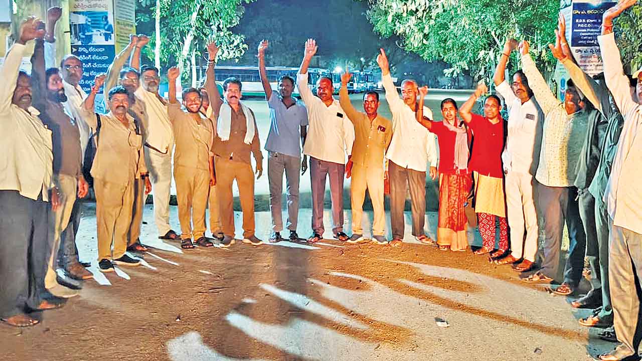 RTC Strike | ప్రభుత్వంతో చర్చలు విఫలం.. అర్ధరాత్రి నుంచి ఆర్టీసీ బస్సులు బంద్