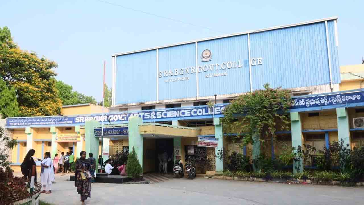 వేల సంఖ్యలో సీట్లు.. పదుల సంఖ్యలో ప్రవేశాలు..