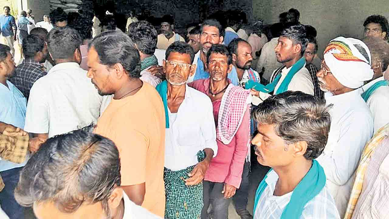 బీర్కూర్‌ సొసైటీ గోదాం ముట్టడి.. గన్నీ బ్యాగుల పంపిణీలో సిబ్బంది తీరుపై రైతుల ఆగ్రహం