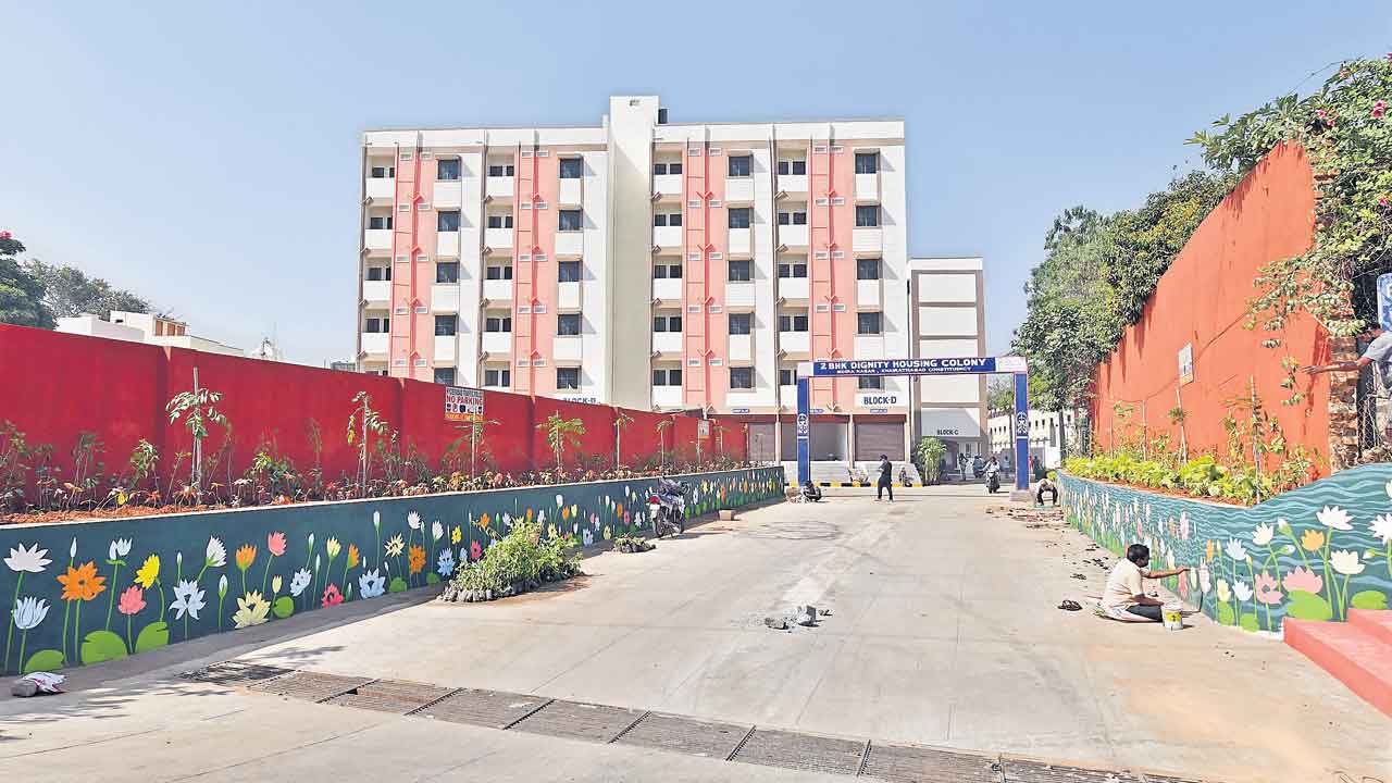 డబుల్‌ ఇండ్లు.. అనుచరులకు దానం